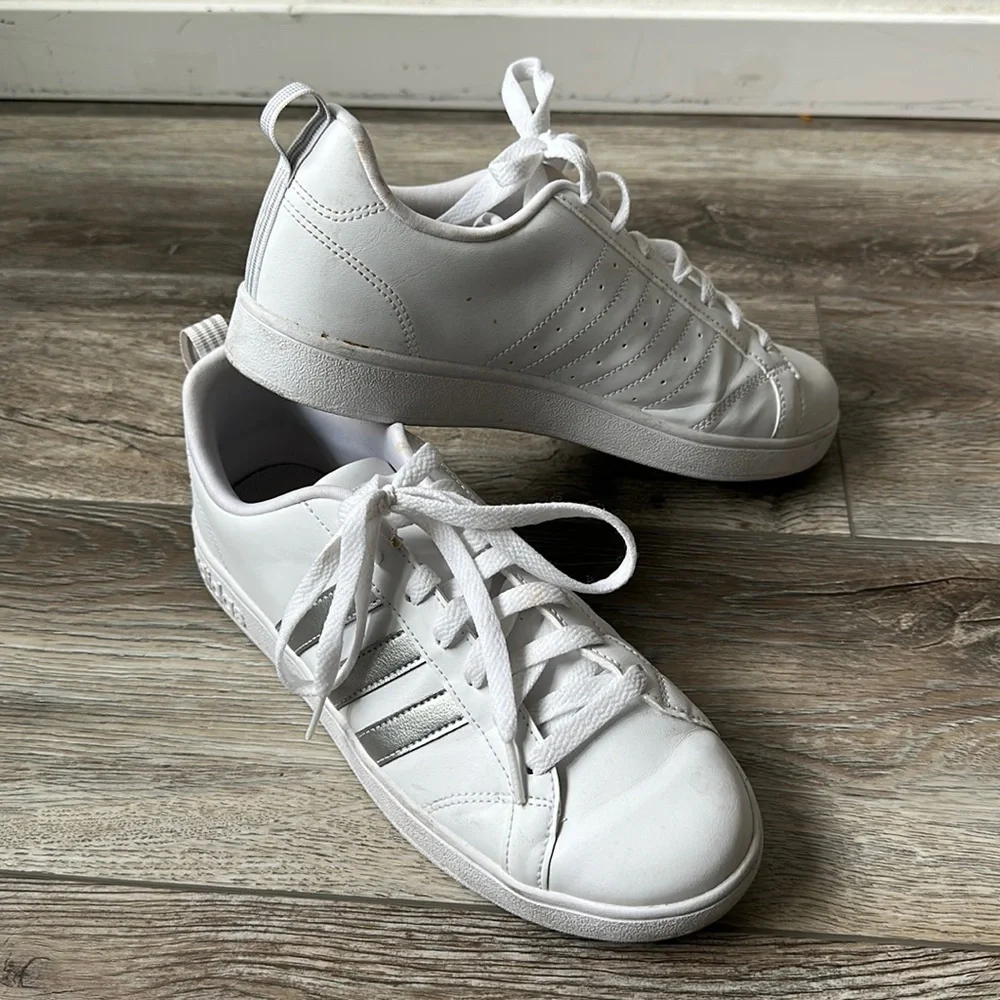 Adidas shoes athletic white silver size 8.5 gently used metallic stripes